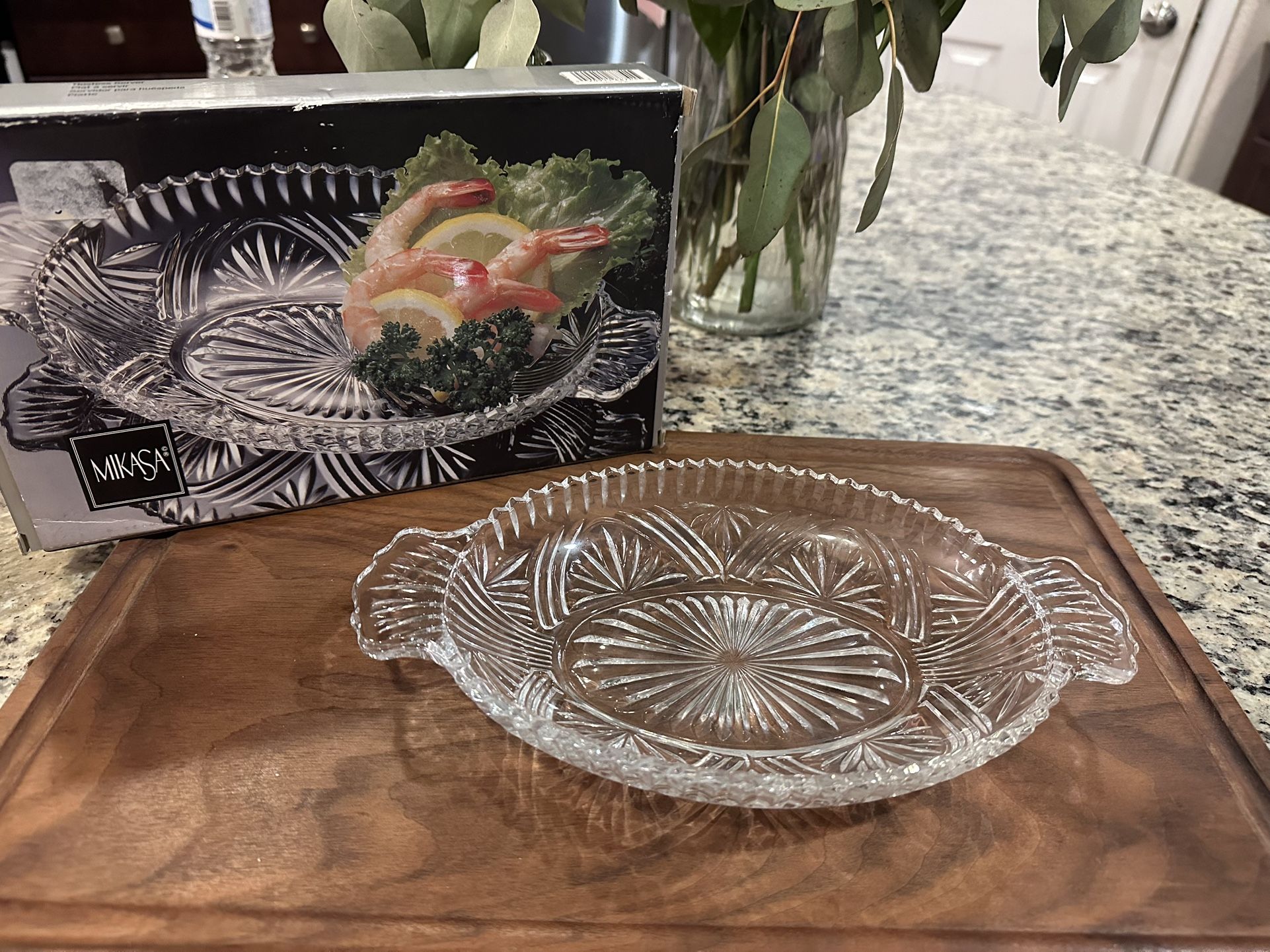 The Mikasa Royal Suite Divided Hostess Server is an elegant glass condiment tray in clear crystal color. This vintage tray features an oval shape and