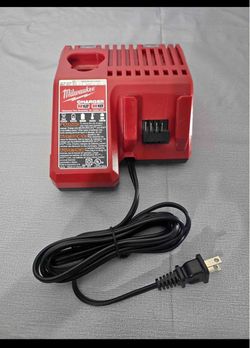 1 Milwaukee M12/ M18 Charger
