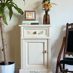 VINTANGE!  Solid Pine End Table / Night Stand