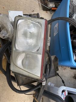 Mercedes W124 headlights 1 x facelift 5 x pre facelift