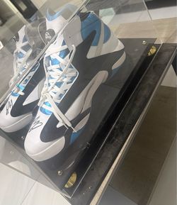 Shaq shoe x Kobe bobble head x  bill Russel autograph