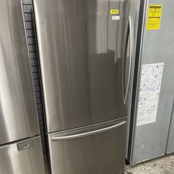 Hisense Bottom Freezer In Stainless Steel New Open Box Coubter Depth