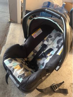 Baby Trend Infant Car Seat – Used, Good Condition Rear-facing car seat. Clean and works properly. Suitable for babies 4–35 lbs. Includes harness and L