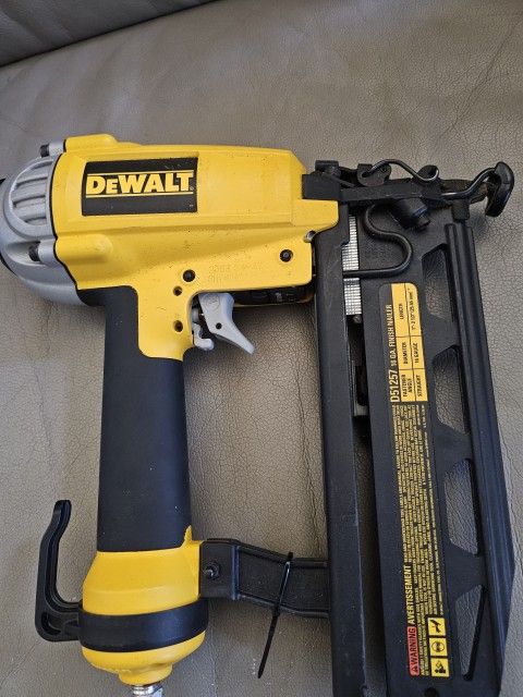 DEWALT 16 GA. FINISH NAILER MODEL: D51257 Used 1 Time