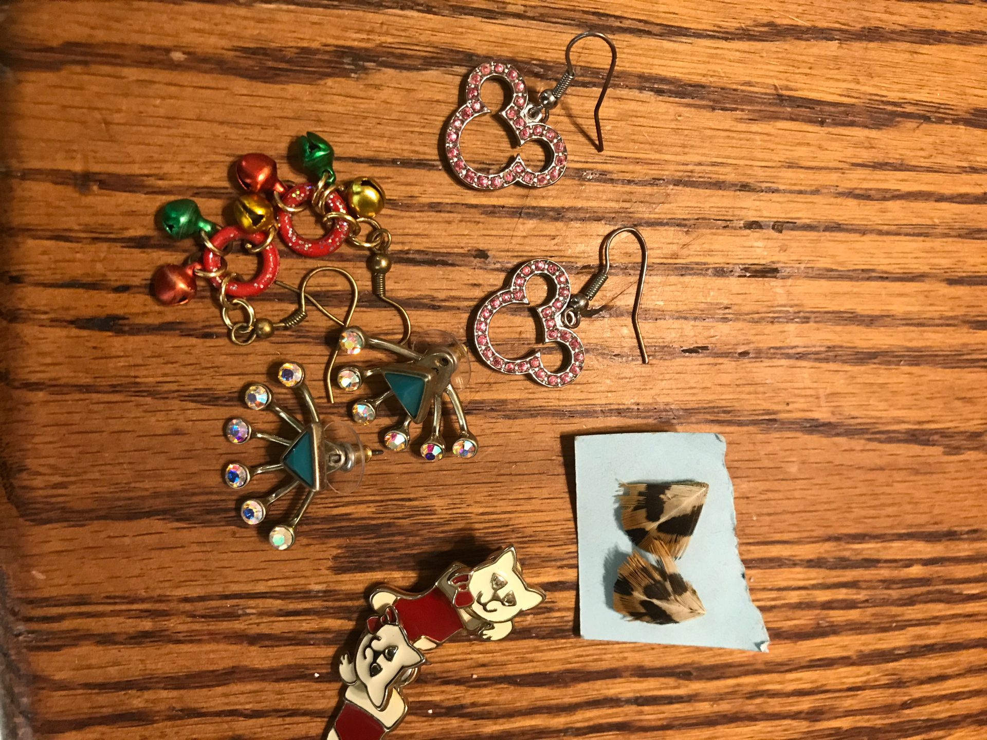 5 PAIRS OF GIRLS EARRINGS PIERCED