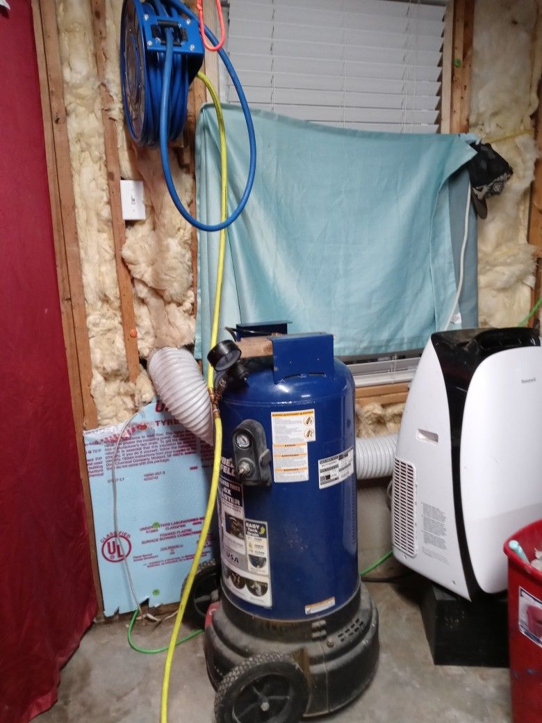 150 PSI Air Compressor w/ Attachments