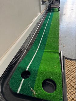 Golf Putting With Ball Returner
