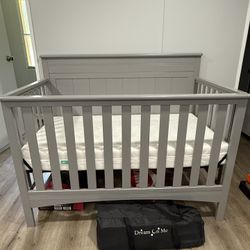 New ** Baby Crib 