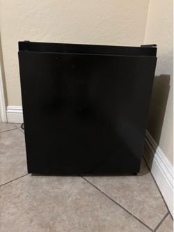 Hisense mini fridge 1.6 cu.ft