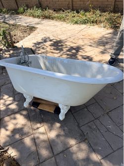 Clawfoot bathtub