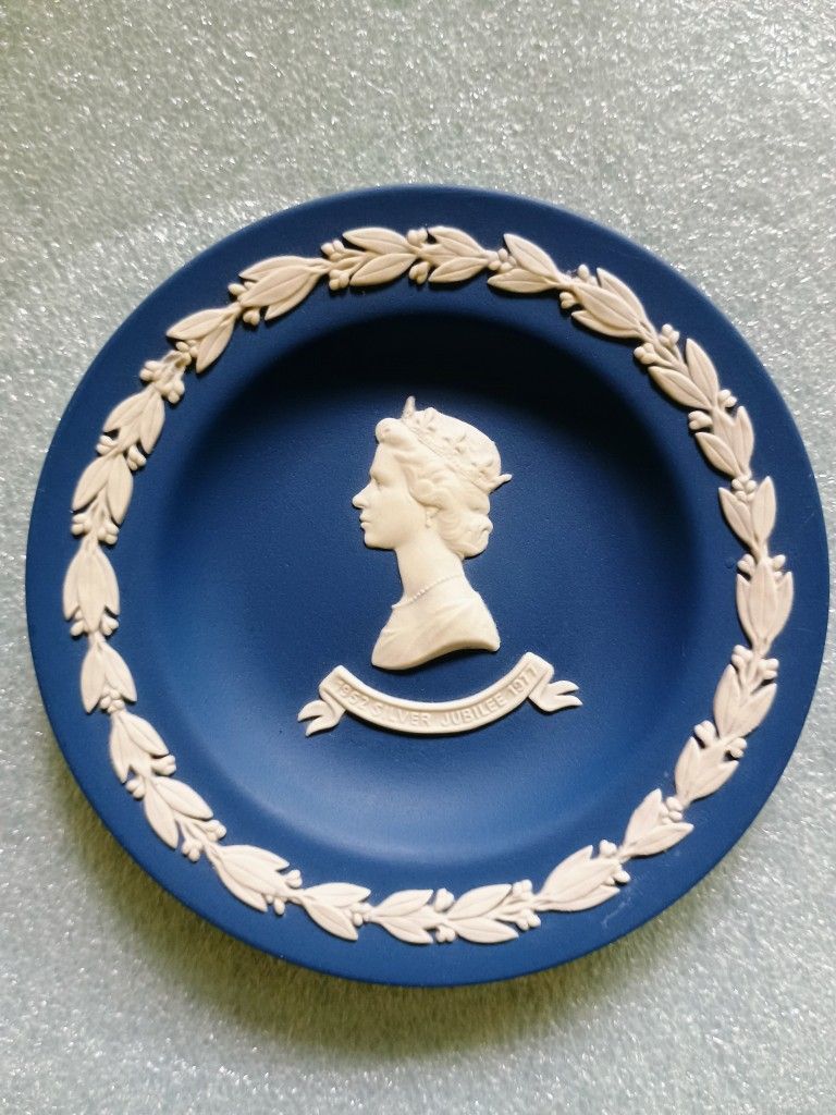 Wedgwood Royal Blue Silver Jubilee Plate