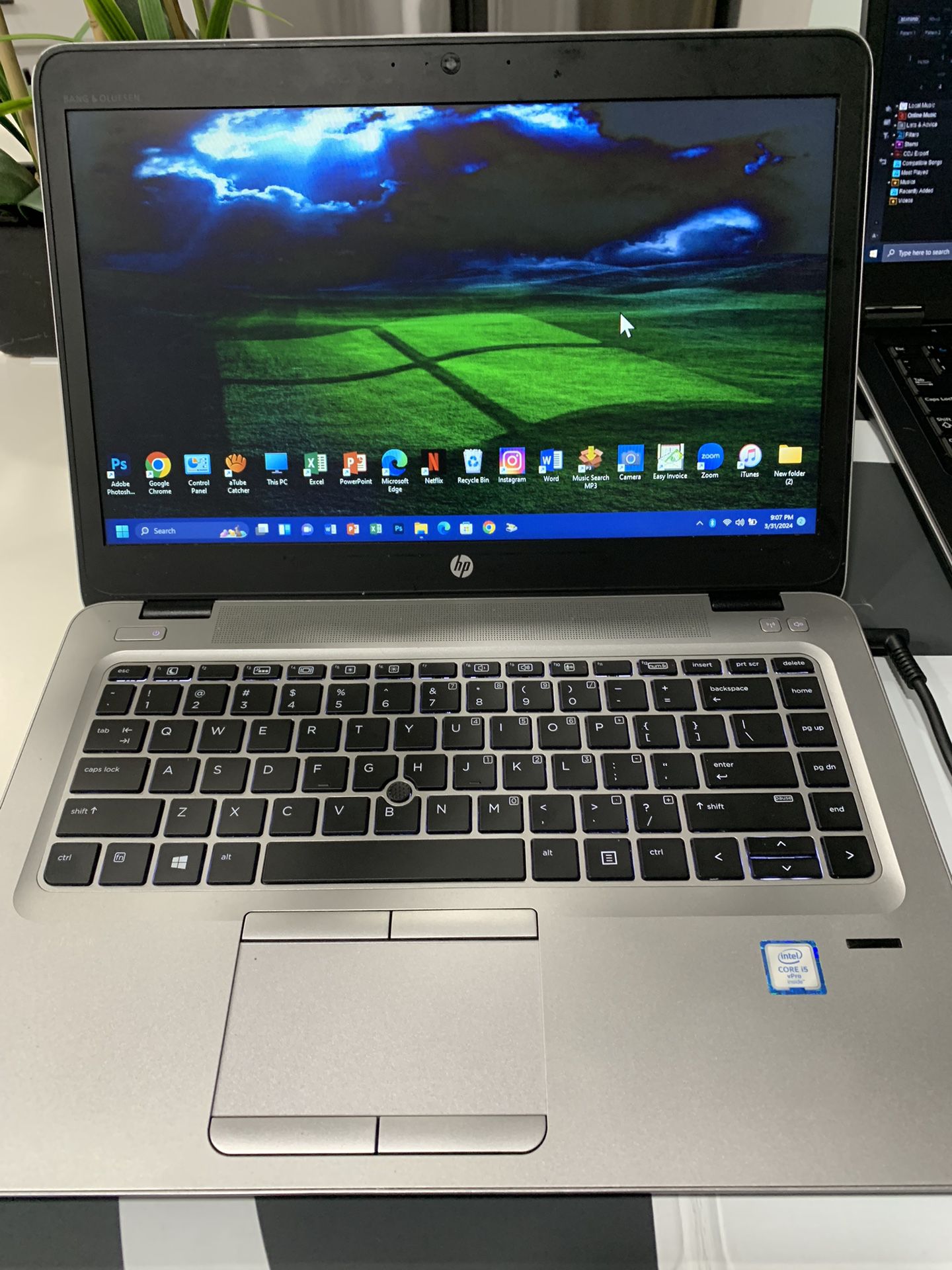 i5…i5…HP ELITEBOOK.  7 GENERATION  PHOTOSHOP and MICROSOFT build On  07/12/2019….128.0 GB SSD  ( Capacity  ) ..8.0 GB RAM . READY FOR CLASSES   