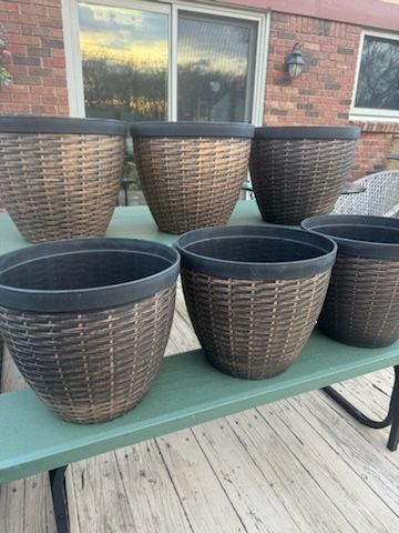 Very nice six pots for plants heavy plastic brand new