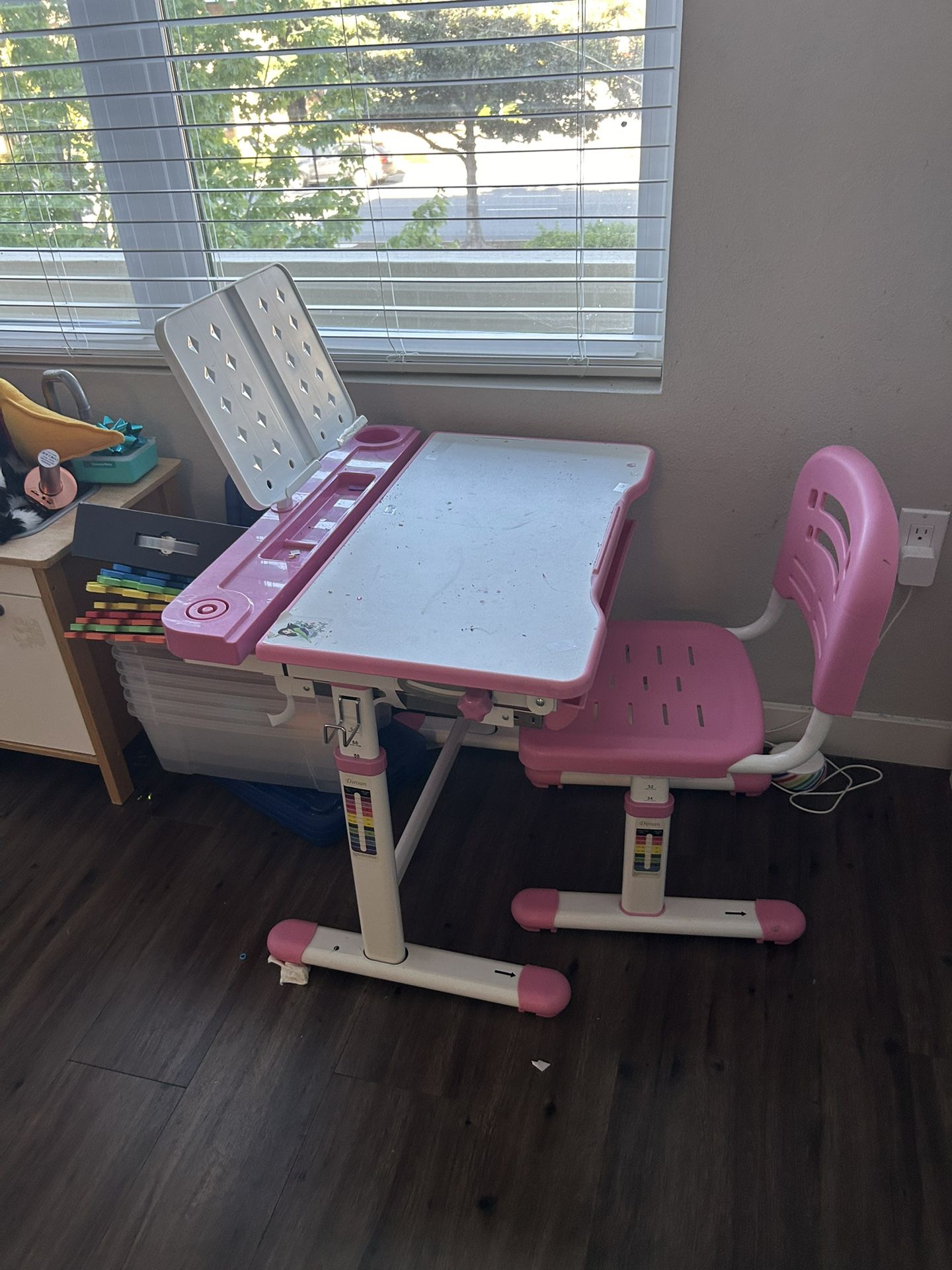 Small Activity /painting Desk And Chair For Girl 