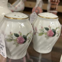 Lovely Vintage Salt & Pepper Shaker Set 