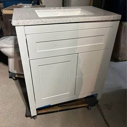 New 30 in vanity in good condition