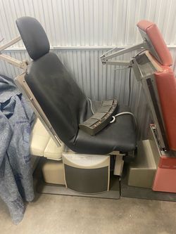 Tattoo/dental chair w/foot peddle