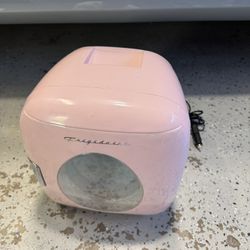 Frigidaire 12 Can Retro Beverage Countertop Mini Refrigerator