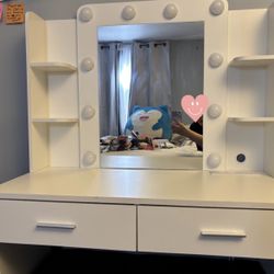 White Makeup Vanity Mirror/Table