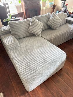 Gray couch / sillón gris
