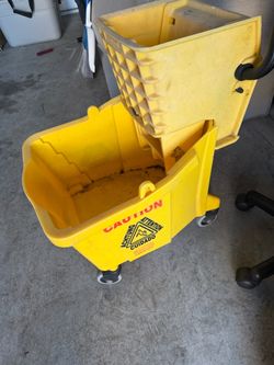 Industrial mop bucket with ringer