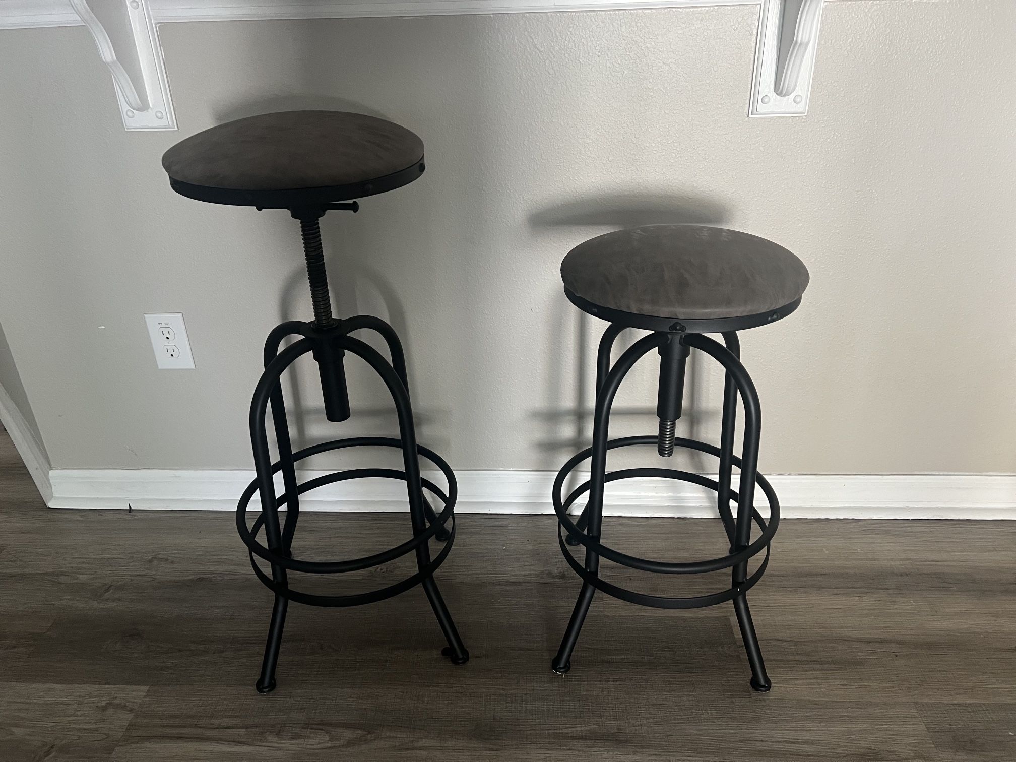 Adjustable Height Bar Stools (4) Sold As A Set