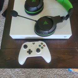 X-Box 1S  CLEAN + Razer Kira Headset And Controller