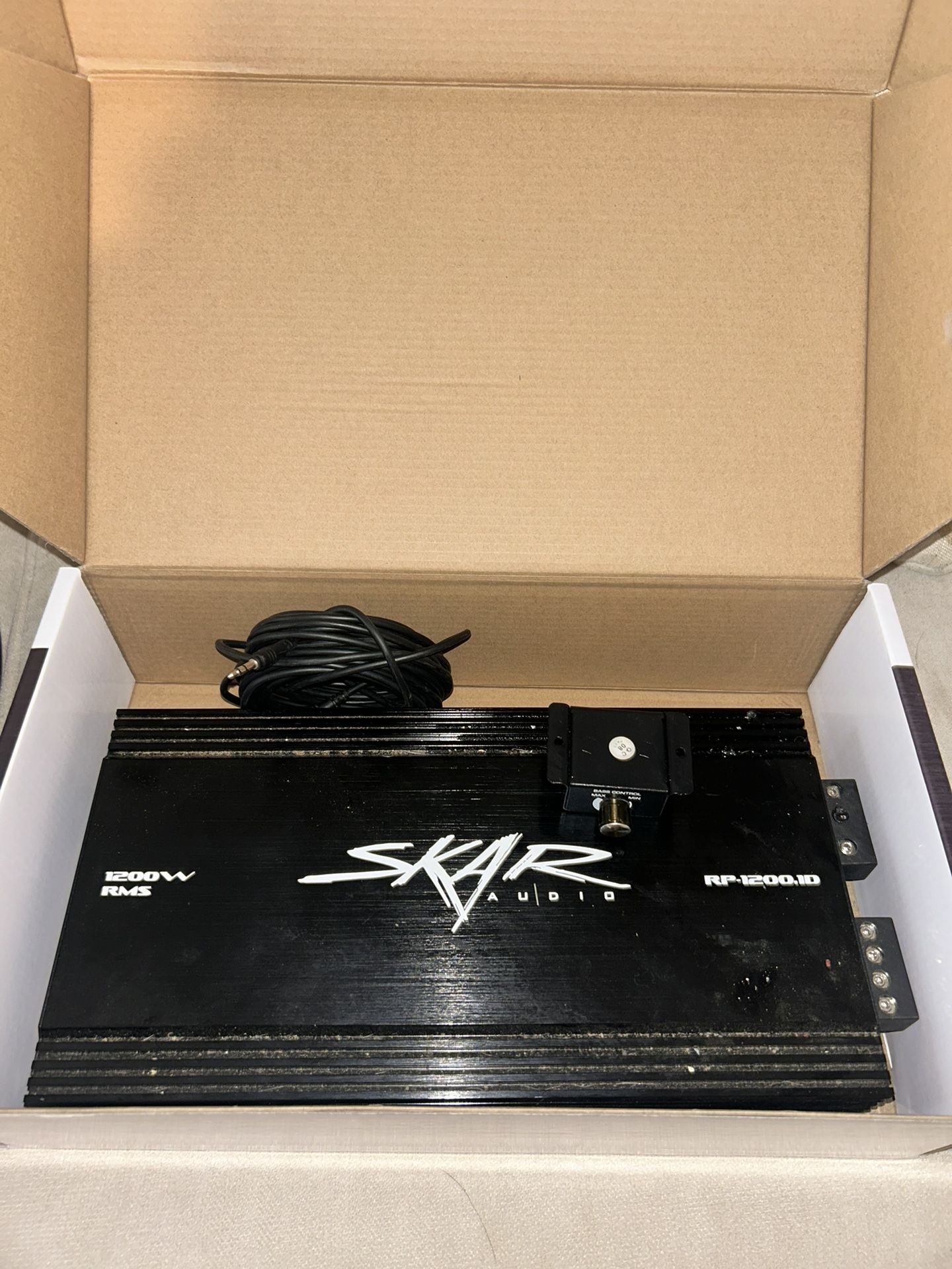 Skar Audio 1200AMP and 12 in Subwoofers