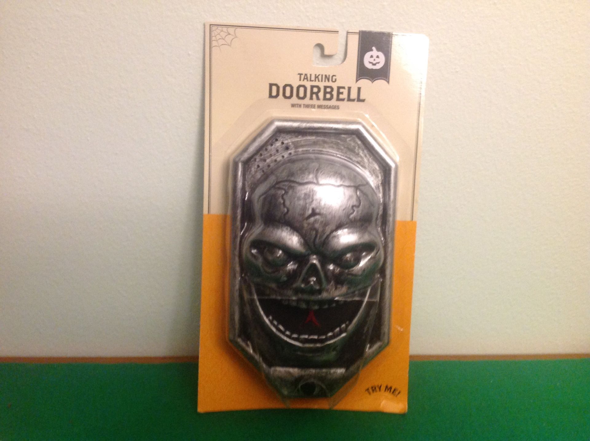 Halloween/Gothic Scary Demon Ghoul Talking Doorbell With Red LED Light Up Eyes Brand New