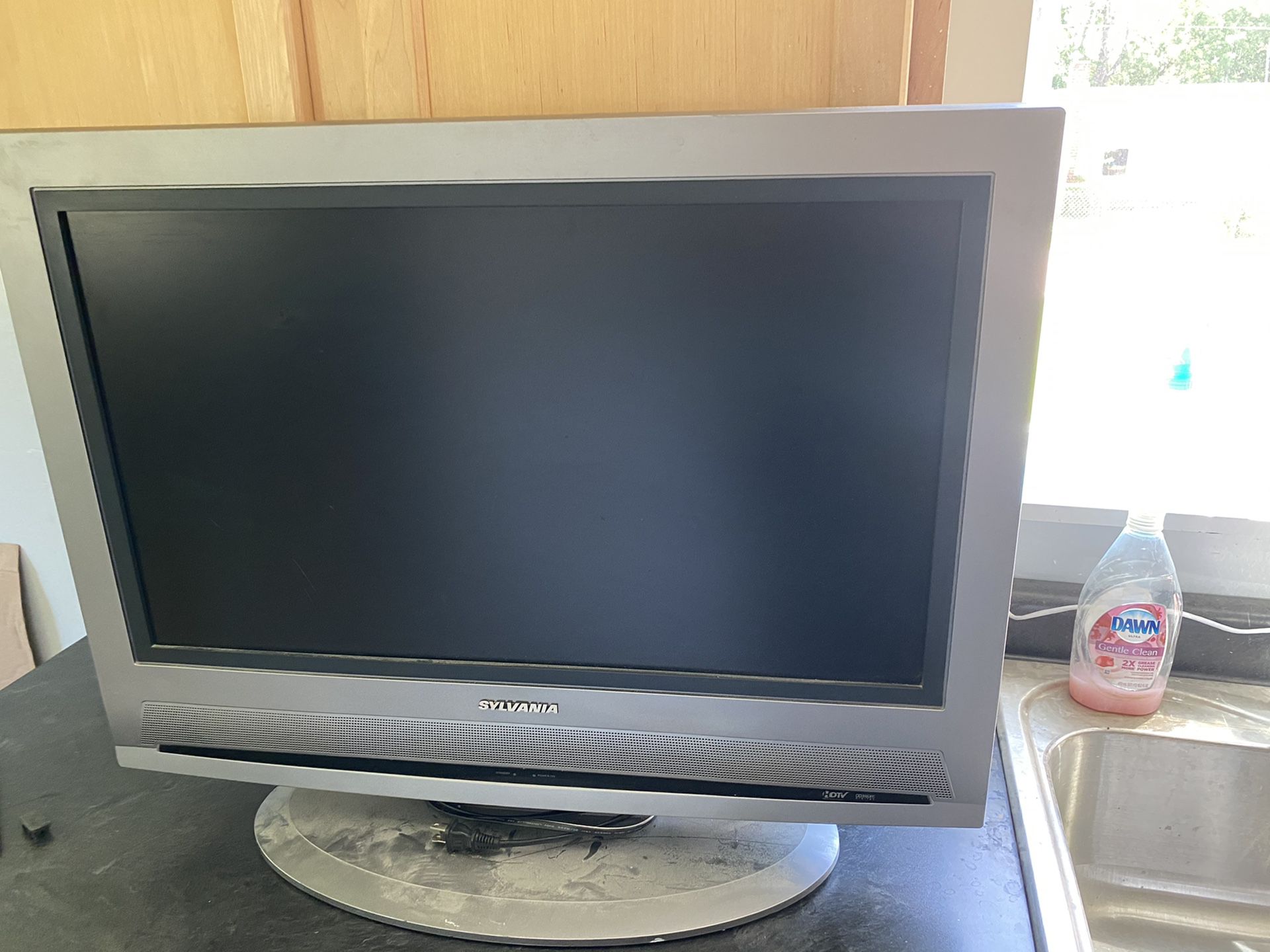 27” flatscreen tv