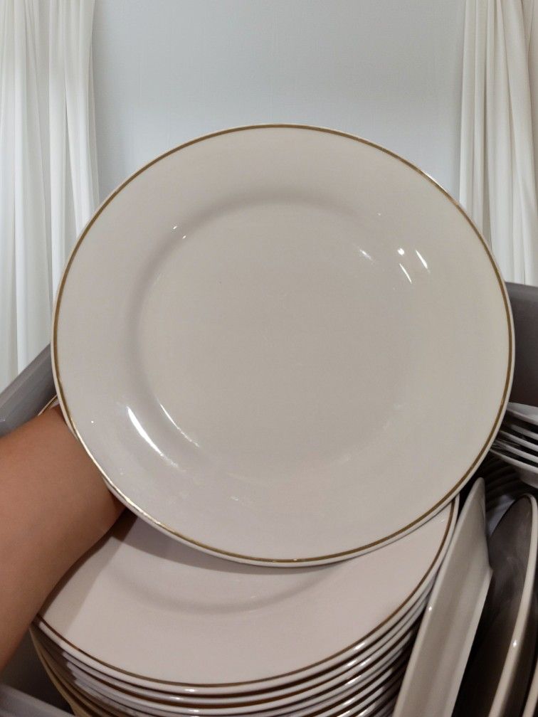 130 White Ceramic Dinner Plates With Gold Trim