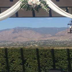 Wedding Flower Package Includes 5 Large Swags As Seen In The Picture And 18 Table Centerpieces . Primary Color Is Pale Pink, Blush, White And Cream.