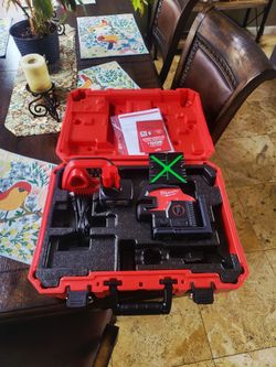 Milwaukee #3624-20 M12 12-Volt  Cordless Green Cross Line and 4-Points Laser kit with One 4.0 Ah Battery, Charger and Case