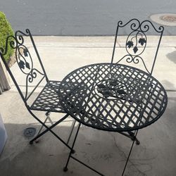 Outside Table With 2 Chairs 