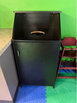 Restaurant trash bin