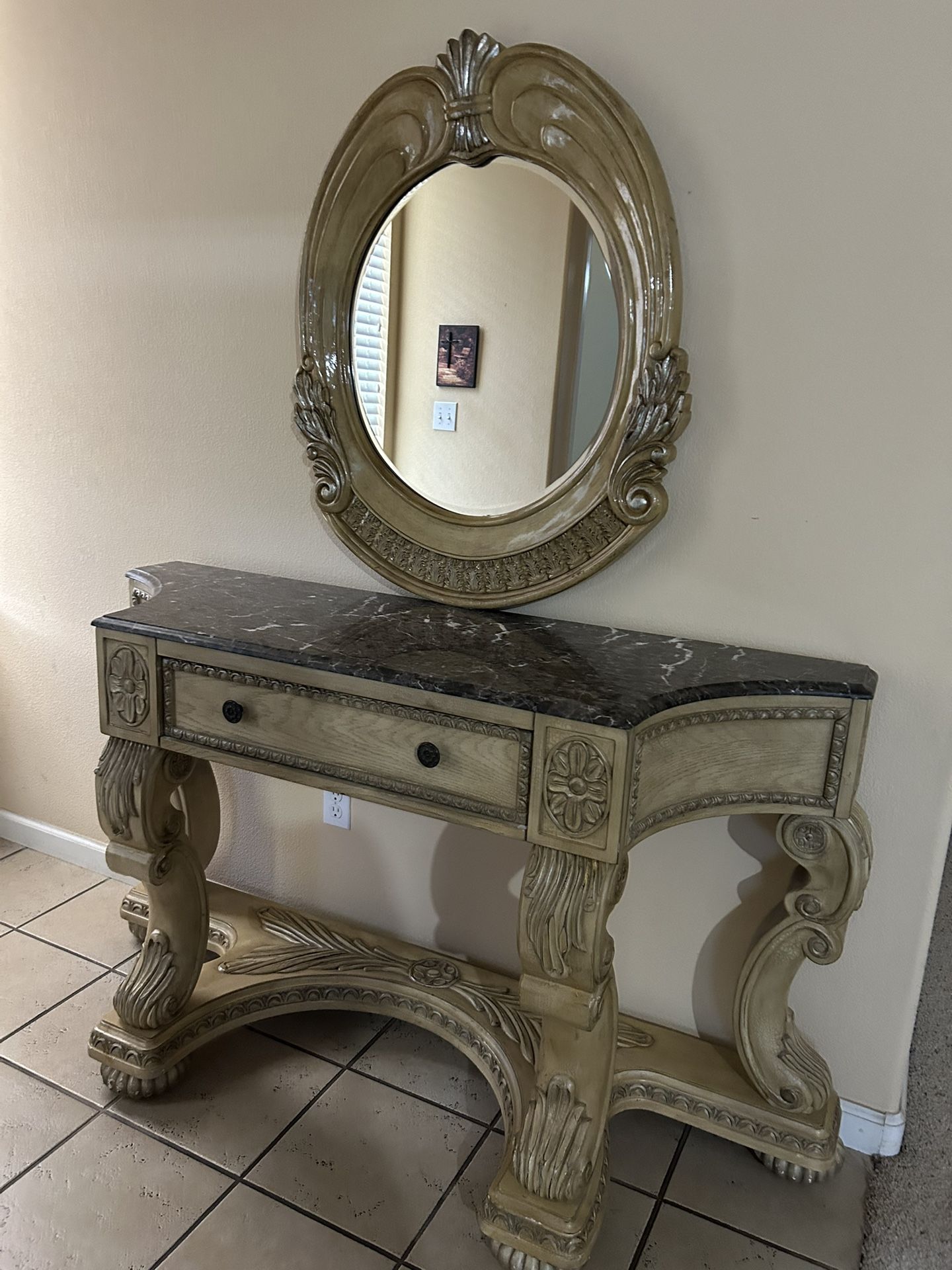 Entrance Table With Mirror