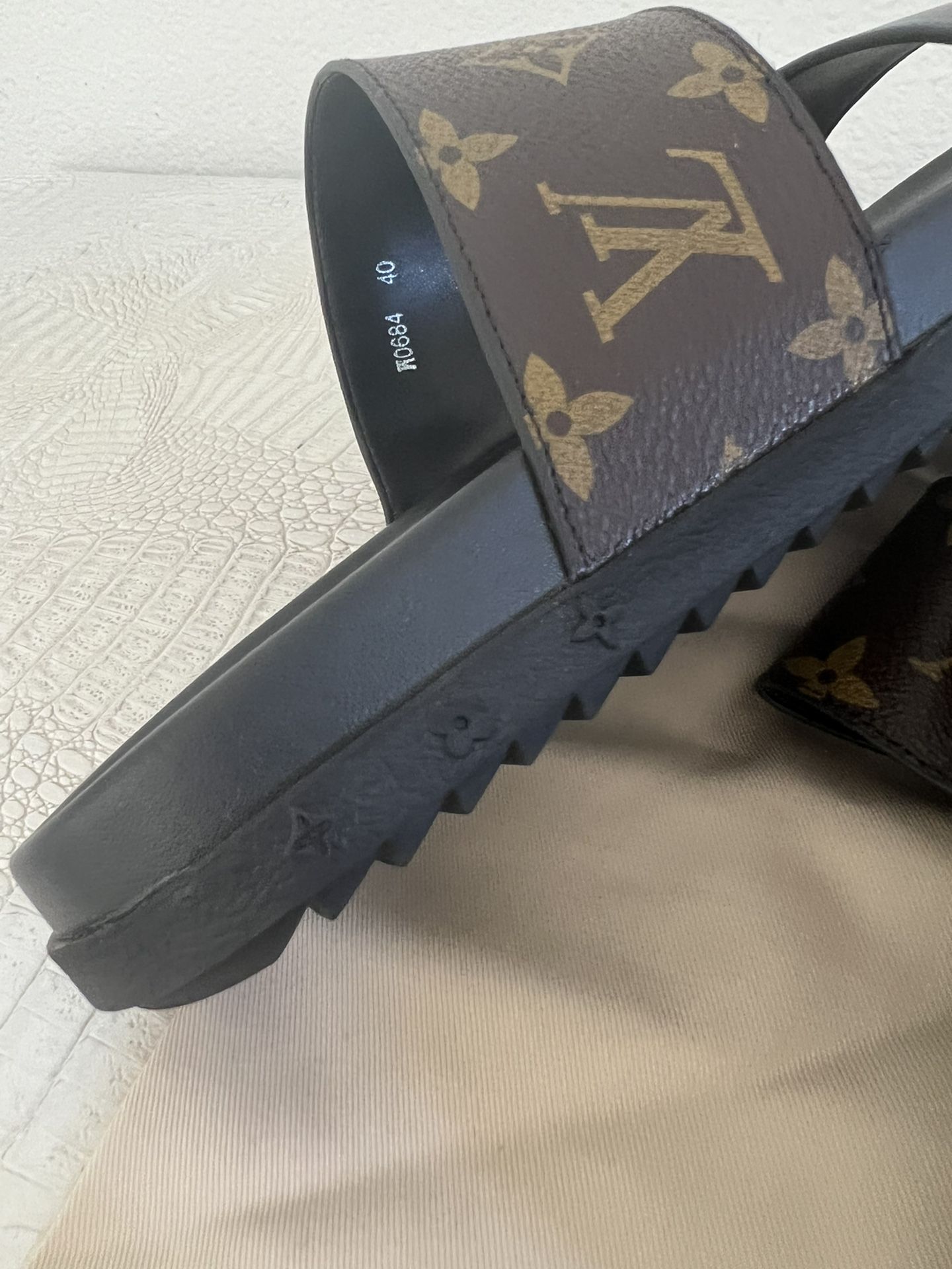 LV Louis Vuitton Bom Dia Flat Comfort Mule Sandals for Sale in City Of  Industry, CA - OfferUp