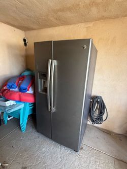 GE Side-by-Side Refrigerator GSE25HMHEHES
