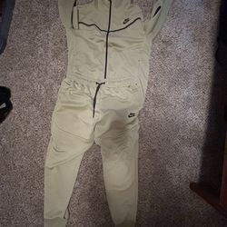 Nike outfit L (Read Description)