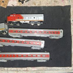 Santa Fe  desiel passenger train. set of 5 z scale trix 