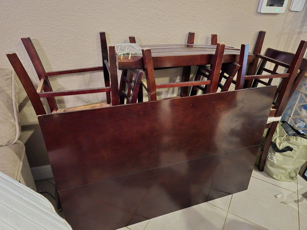 Dining Table With leaf And 8 Chairs 