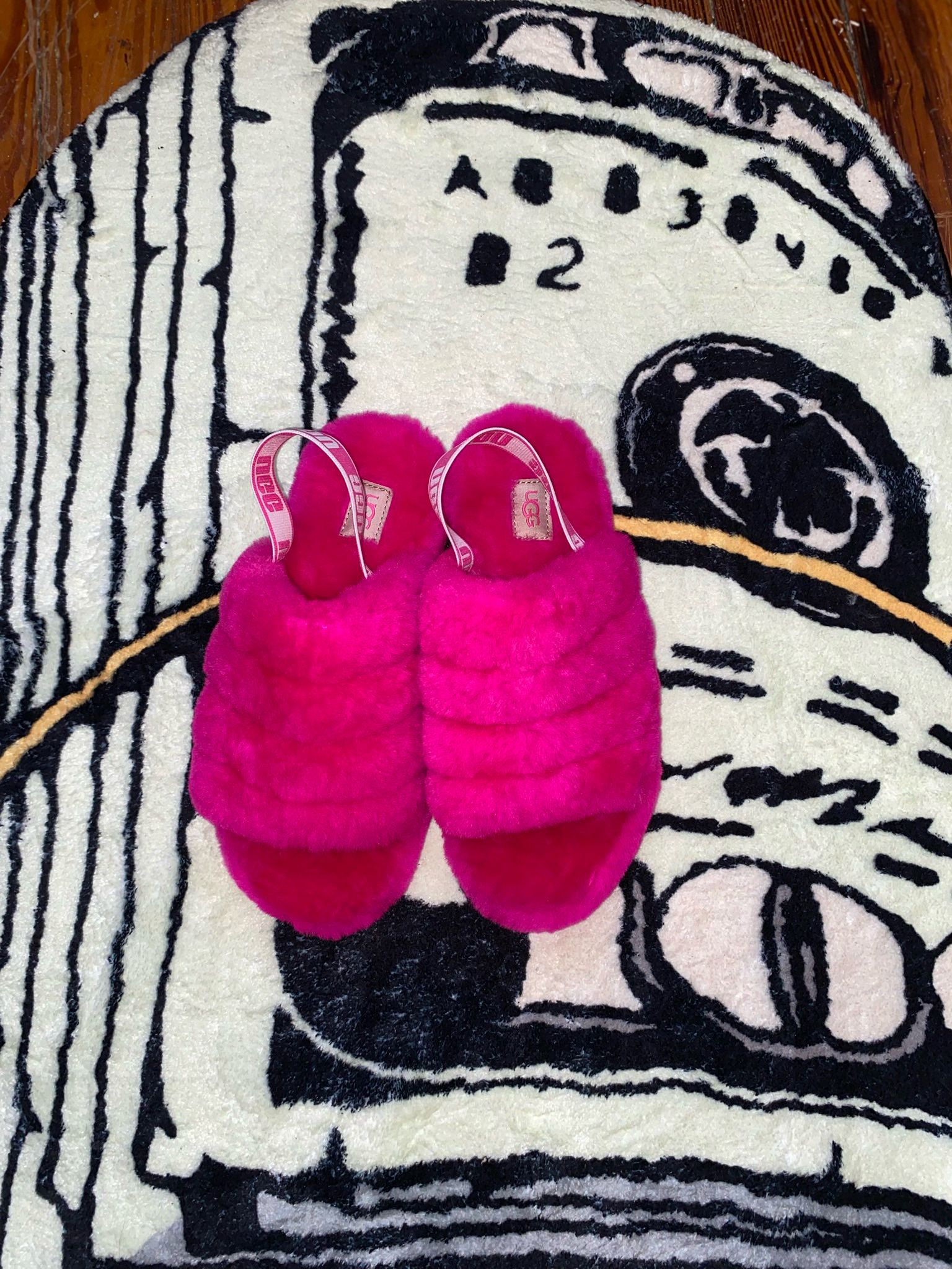 Ugg Fluff Hot Pink