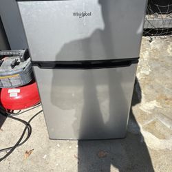 Whirlpool Mini Fridge With Freezer 