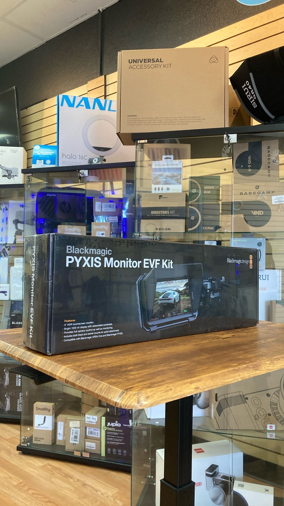 Blackmagic Design PYXIS 5″ Full HD Touchscreen LCD HDR Monitor EVF Kit