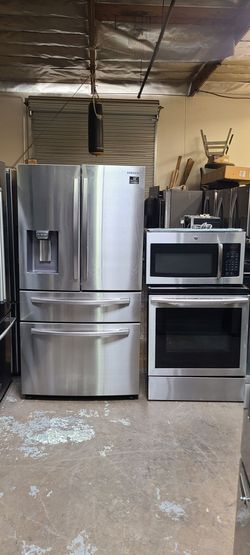 Refrigerator Samsung 4 Door,  Stove Electric And Microwave In Stainless Steel Combo Delevery