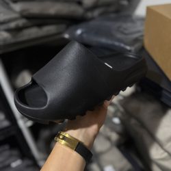 Yeezy Slides Onyx – New in Box – Multiple Sizes