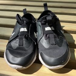 Nike Flex Runner 2 Boys Size 8C Black White Athletic Shoes Sneakers DJ6039-002  