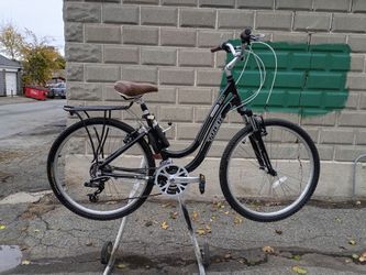 LIKE NEW TREK NAVIGATOR 2.0 ALUMINUM STEP THROUGH BICYCLE