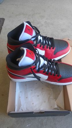 Black gym red 11 1/2  Air force  jordans mid