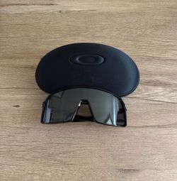 Men’s Oakley sunglasses